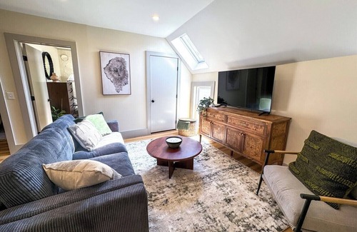 Stockbridge Apartment | Brand NEW Charming 2-bedroom apartment with WiFi, AC on Main Street Stockbridge