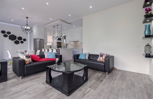 Willoughby House | 🍁Brand new, cheerful, exquisite 4 BR house,fast wifi,parking🏆