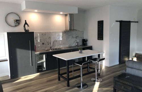 Vernon House | Brand new cozy bungalow on spacious private property overlooking Swan Lake.