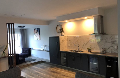 Vernon House | Brand new cozy bungalow on spacious private property overlooking Swan Lake.