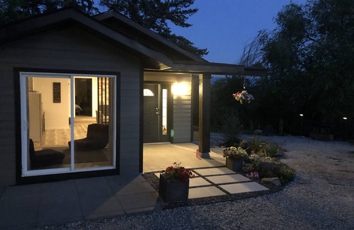 Vernon House | Brand new cozy bungalow on spacious private property overlooking Swan Lake.