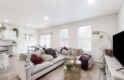 Anderson House | Brand-new, dog-friendly home among the treetops with great deck & location