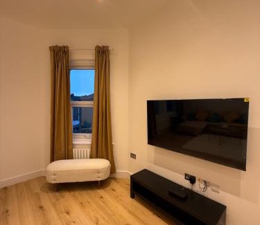 Askew Apartment | Brand New Duplex 2BR 2BR Balcony in Shepherds Bush