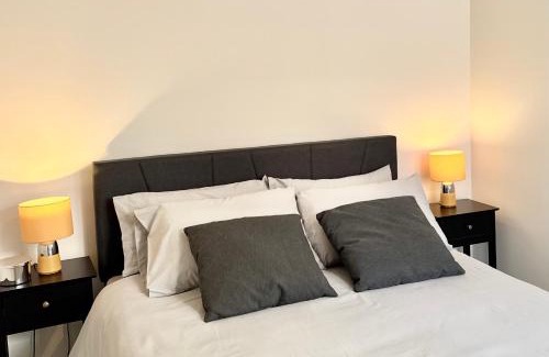 Rushmoor District Apartment | Brand-new flat, King Bed, Sofa Bed with full kitchen, Wi-Fi, self check-in Central location near everything