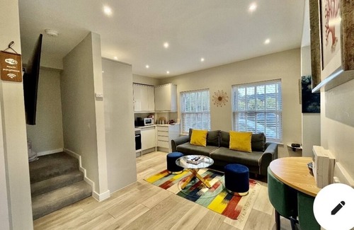 Runnymede House | BRAND NEW FULLY RENOVATED ENTIRE HOUSE SLEEPS 5 FREE PARKING, WI-FI & BREAKFAST