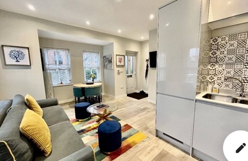 Runnymede House | BRAND NEW FULLY RENOVATED ENTIRE HOUSE SLEEPS 5 FREE PARKING, WI-FI & BREAKFAST
