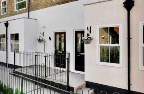 Runnymede House | BRAND NEW FULLY RENOVATED ENTIRE HOUSE SLEEPS 5 FREE PARKING, WI-FI & BREAKFAST
