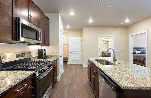 Lakeside Village Condo | Brand New/Gorgeous Mountain Views/Shared Hot Tub/Steps to Keystone Lake!