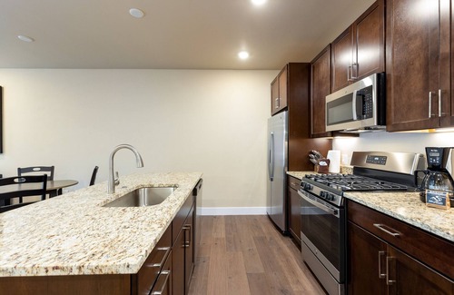Lakeside Village Condo | Brand New/Gorgeous Mountain Views/Shared Hot Tub/Steps to Keystone Lake!
