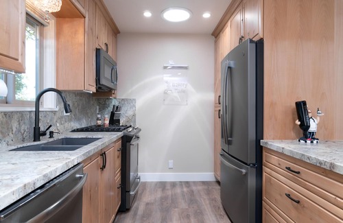 Orange House | BRAND NEW HOME | VIEW, FIRE PIT, BBQ & PUTTING GREEN