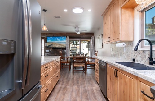 Orange House | BRAND NEW HOME | VIEW, FIRE PIT, BBQ & PUTTING GREEN