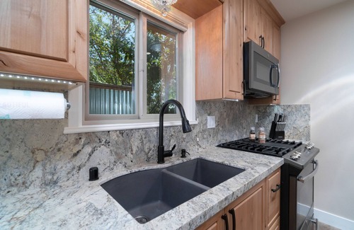 Orange House | BRAND NEW HOME | VIEW, FIRE PIT, BBQ & PUTTING GREEN