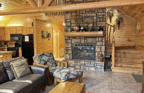 Broken Bow Cabin | Brand New Hot Tub 3BR/2BTH with Shared Fishing Ponds on 40 acres