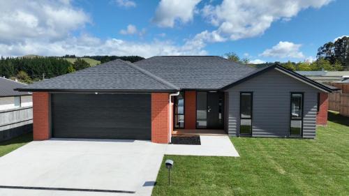 Pukehangi House | Brand New House with 5 bedroom and 3 full bathroom