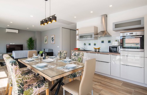 Pula House | Brand new house with swimming pool, two sleeping rooms, up to 6 people.
