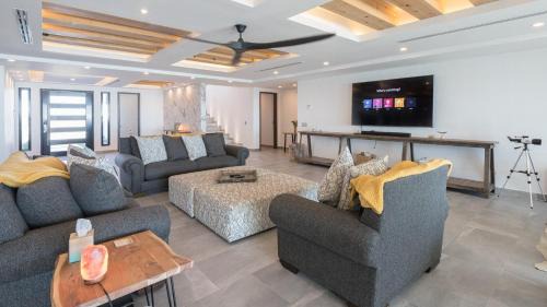 La Choya House | Brand New, Islas del Mar, Palacio de Sriracha by Kivoya