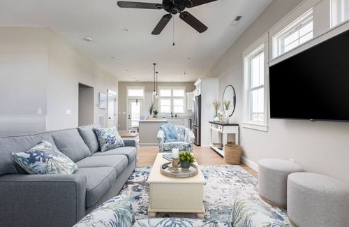 Kill Devil Hills Apartment | Brand New Luxury Townhome, Close to Beach w Pool!