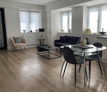 Barnt Green Apartment | Brand new luxury apartment with free parking and gym