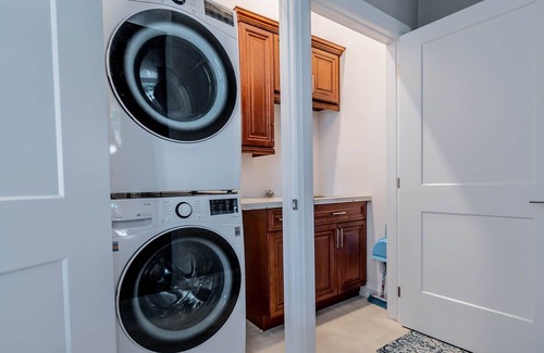Niagara Falls House | BRAND NEW LUXURY Townhome- GREAT FOR A COUPLES GETAWAY