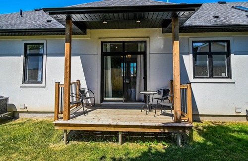 Niagara Falls House | BRAND NEW LUXURY Townhome- GREAT FOR A COUPLES GETAWAY