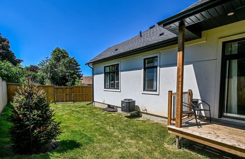 Niagara Falls House | BRAND NEW LUXURY Townhome- GREAT FOR A COUPLES GETAWAY