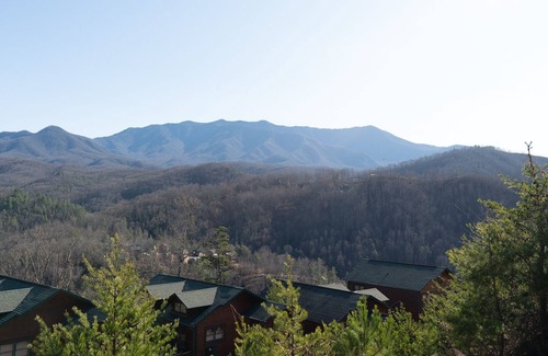 Gatlinburg Cabin | BRAND NEW/LUXURY CABIN-INDOOR HEATED POOL-AMAZING VIEW- HUGE ARCADE.