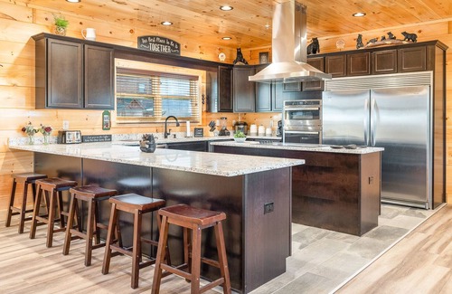 Gatlinburg Cabin | BRAND NEW/LUXURY CABIN-INDOOR HEATED POOL-AMAZING VIEW- HUGE ARCADE.