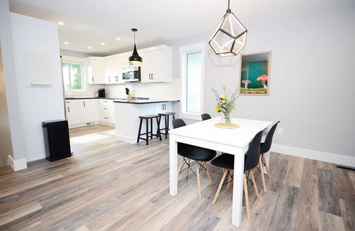 Pincher Creek House | BRAND NEW modern 2-bedroom, close to the mountains.