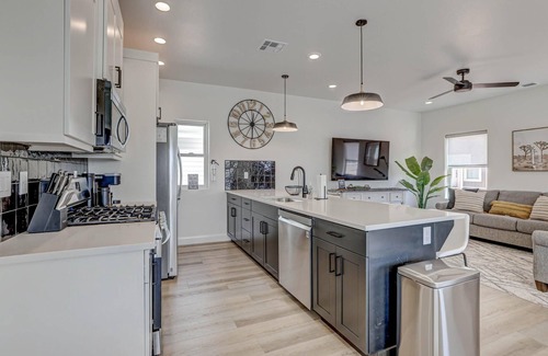 St. George House | Brand New | Modern | Clean | Lazy River and Minigolf! Sleeps up to 6