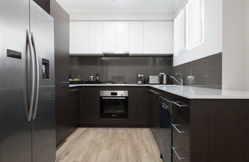 Attadale Apartment | Brand New Modern Cozy furnished w parking ~ walk to river, shops