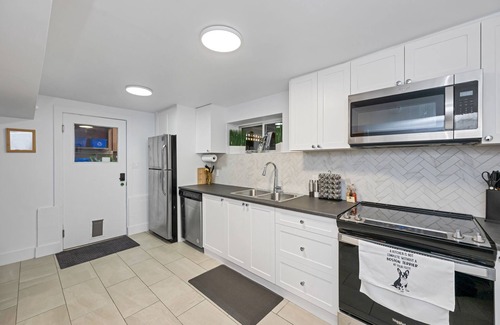 Langford House | Brand New, Modern Oasis suite with Coastal vibe