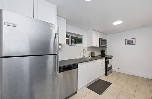 Langford House | Brand New, Modern Oasis suite with Coastal vibe
