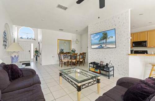 Crescent Lakes House | Brand "New" Oasis Smart TVs Pool Games 4 Beds