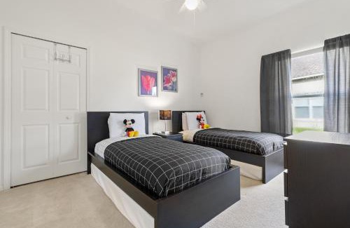 Crescent Lakes House | Brand "New" Oasis Smart TVs Pool Games 4 Beds