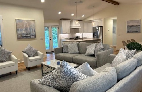 Saint Simons Heights House | BRAND NEW! ONE LEVEL! 4 BEDRMS- 3 KING BEDS! Shoppes & Dining - 7 Min to Beach!
