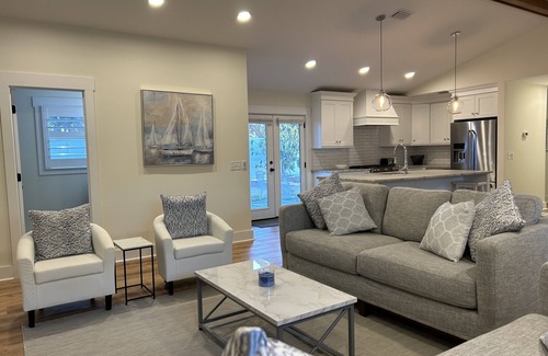 Saint Simons Heights House | BRAND NEW! ONE LEVEL! 4 BEDRMS- 3 KING BEDS! Shoppes & Dining - 7 Min to Beach!