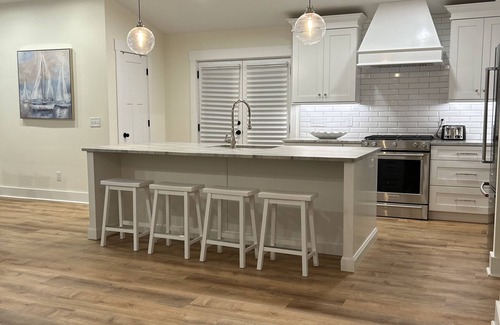 Saint Simons Heights House | BRAND NEW! ONE LEVEL! 4 BEDRMS- 3 KING BEDS! Shoppes & Dining - 7 Min to Beach!