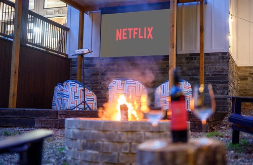 Pickens Cabin | BRAND NEW Outdoor Theater - Outdoor Lounge, Hot Tub & Games