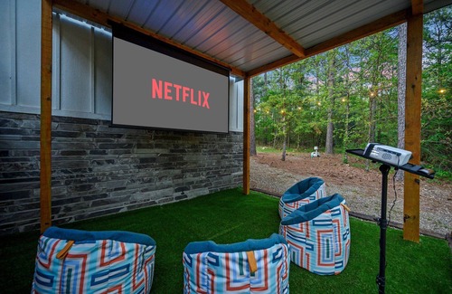 Pickens Cabin | BRAND NEW Outdoor Theater - Outdoor Lounge, Hot Tub & Games