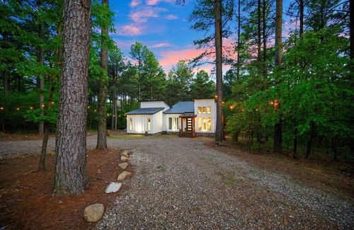 Pickens Cabin | BRAND NEW Outdoor Theater - Outdoor Lounge, Hot Tub & Games