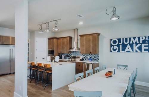 Athens House | BRAND NEW + pool & hot tub, lake front with dock