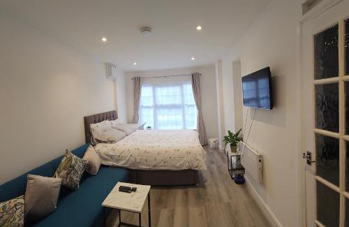 Eastleigh Apartment | Brand New Private Annex Guest Suite