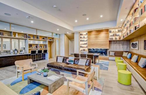 Rainey Street Historic District House | Brand New Rainey Street Condo with City and Lake View