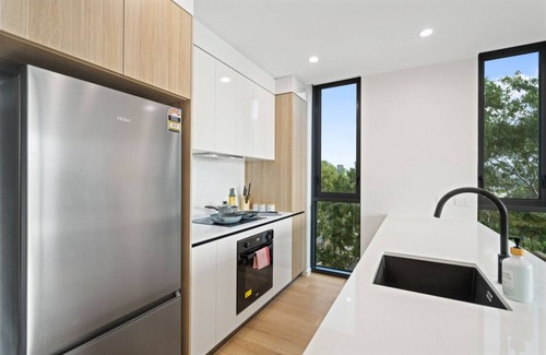 Surfers Paradise Apartment | Brand New Riverview 2BR King Bed *Parking/Pool/GYM