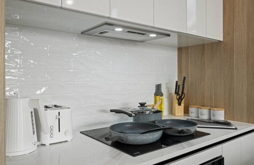 Surfers Paradise Apartment | Brand New Riverview 2BR King Bed *Parking/Pool/GYM