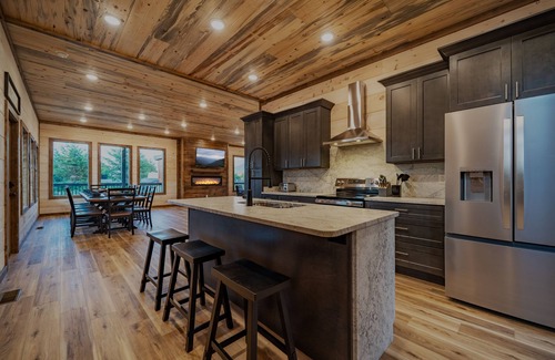 Chalet Village North Cabin | BRAND NEW! Rooftop Swim Spa, Views, Game Room and Firepit! 4 bedroom w/ensuites
