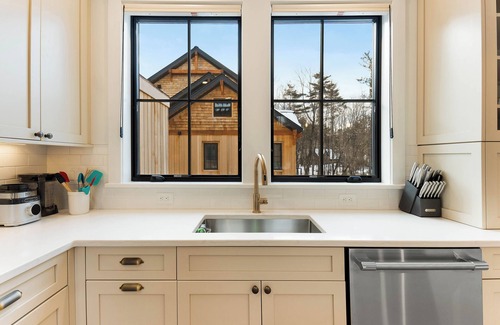 North Conway House | Brand NEW Ski-in/Ski-out retreat at Cranmore Mt.!