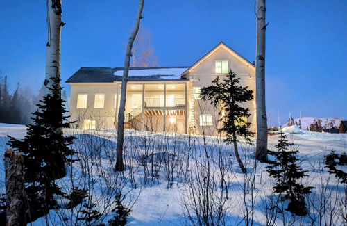 Beaver House | BRAND NEW Ski-In Ski-Out at Eagle Point Resort Utah - Sleeps 33 Comfortably!