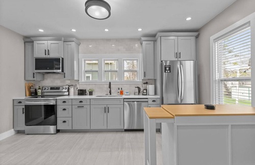 Appleton Apartment | Brand New! Sleeps 10! 4 Min to Downtown Appleton!