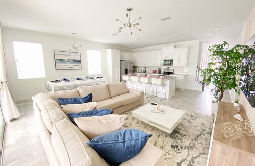 Four Corners House | BRAND NEW Solara Resort - 5 bedrooms, Private Pool - FROZEN & HARRY POTTER Themed Rooms